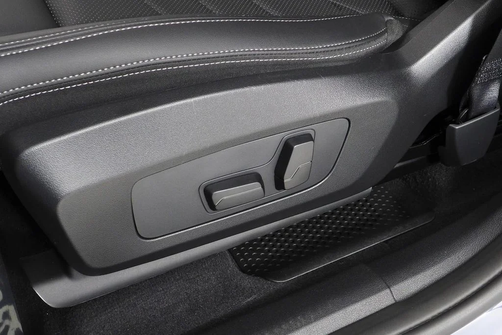 Used 2025  BMW xDrive28i image 22