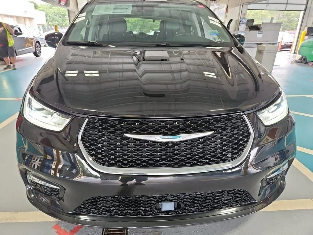 Used 2021 Black Chrysler Touring L image 3