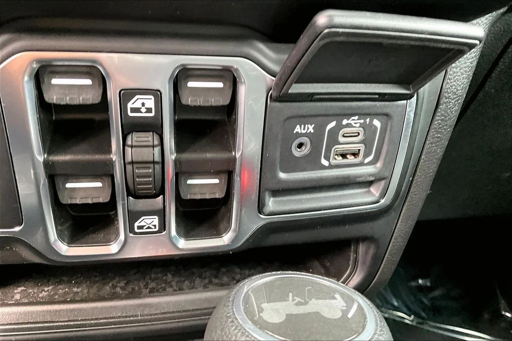 Used 2023 Black Jeep Sport S image 15