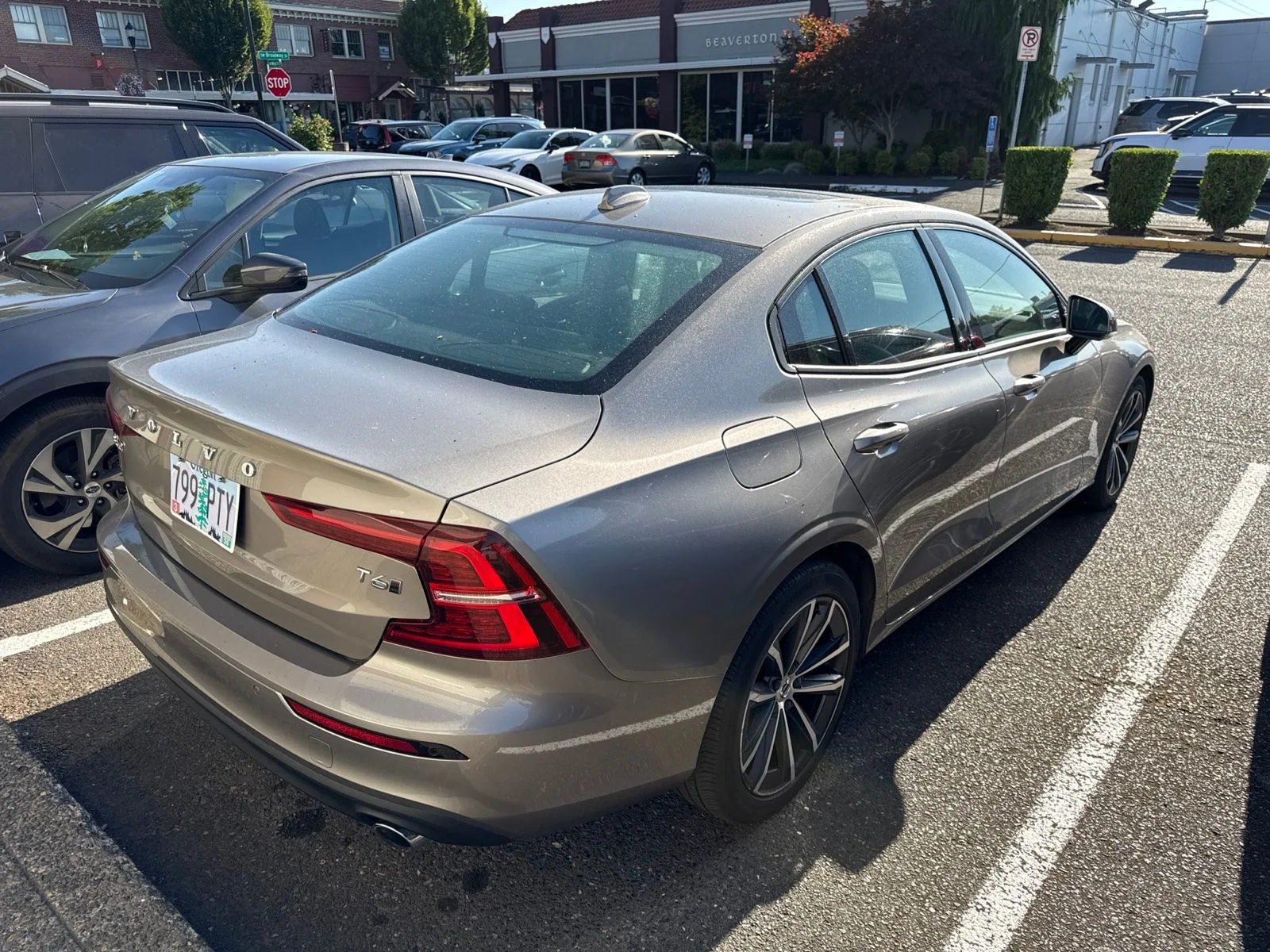 Used 2021 Gray Volvo T6 Momentum image 3