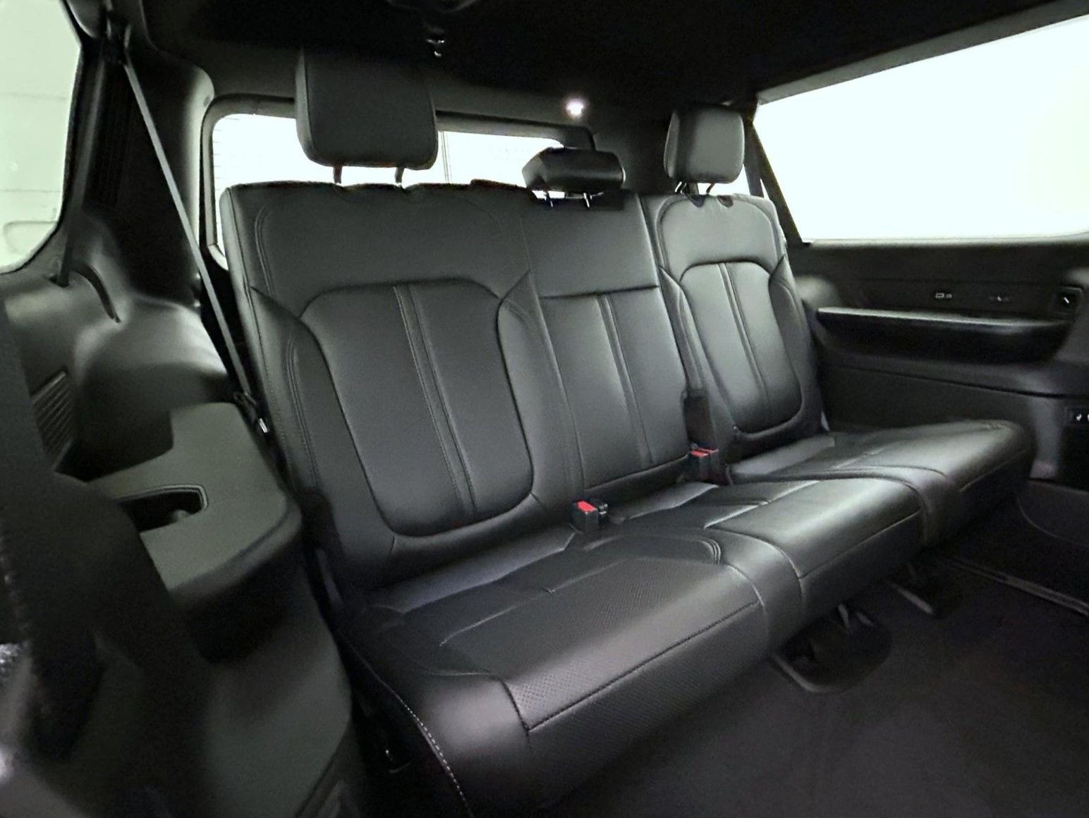 New 2026 Bright White Clear-Coat Exterior Paint Jeep Limited Altitude image 19