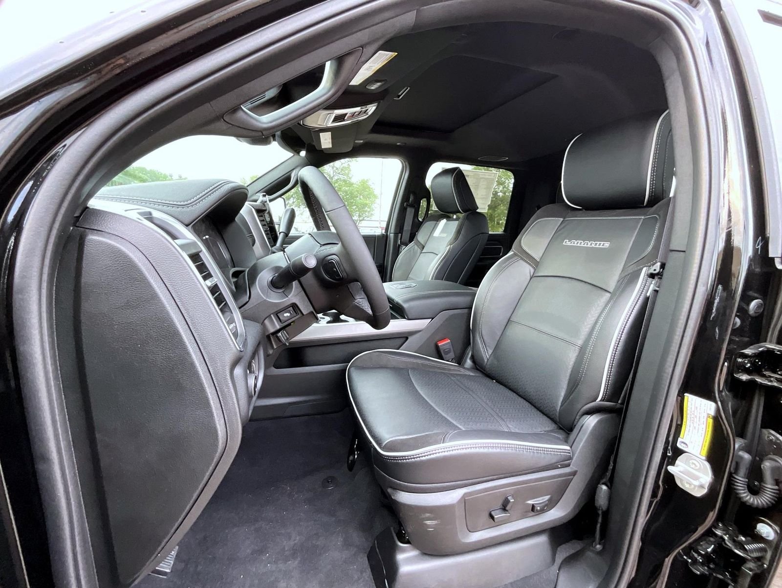 New 2026 Diamond Black Crystal Pearl-Coat Exterior Paint RAM Laramie image 11