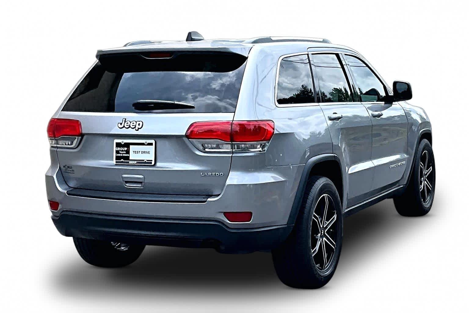 Used 2015 Billet Silver Metallic Clearcoat Jeep Laredo image 13