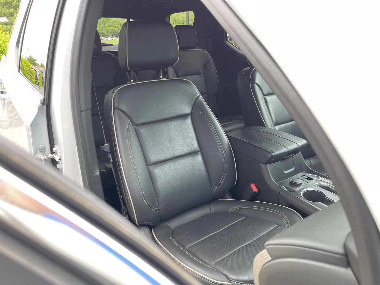 Used 2023 Iridescent Pearl Tricoat Chevrolet Premier image 40