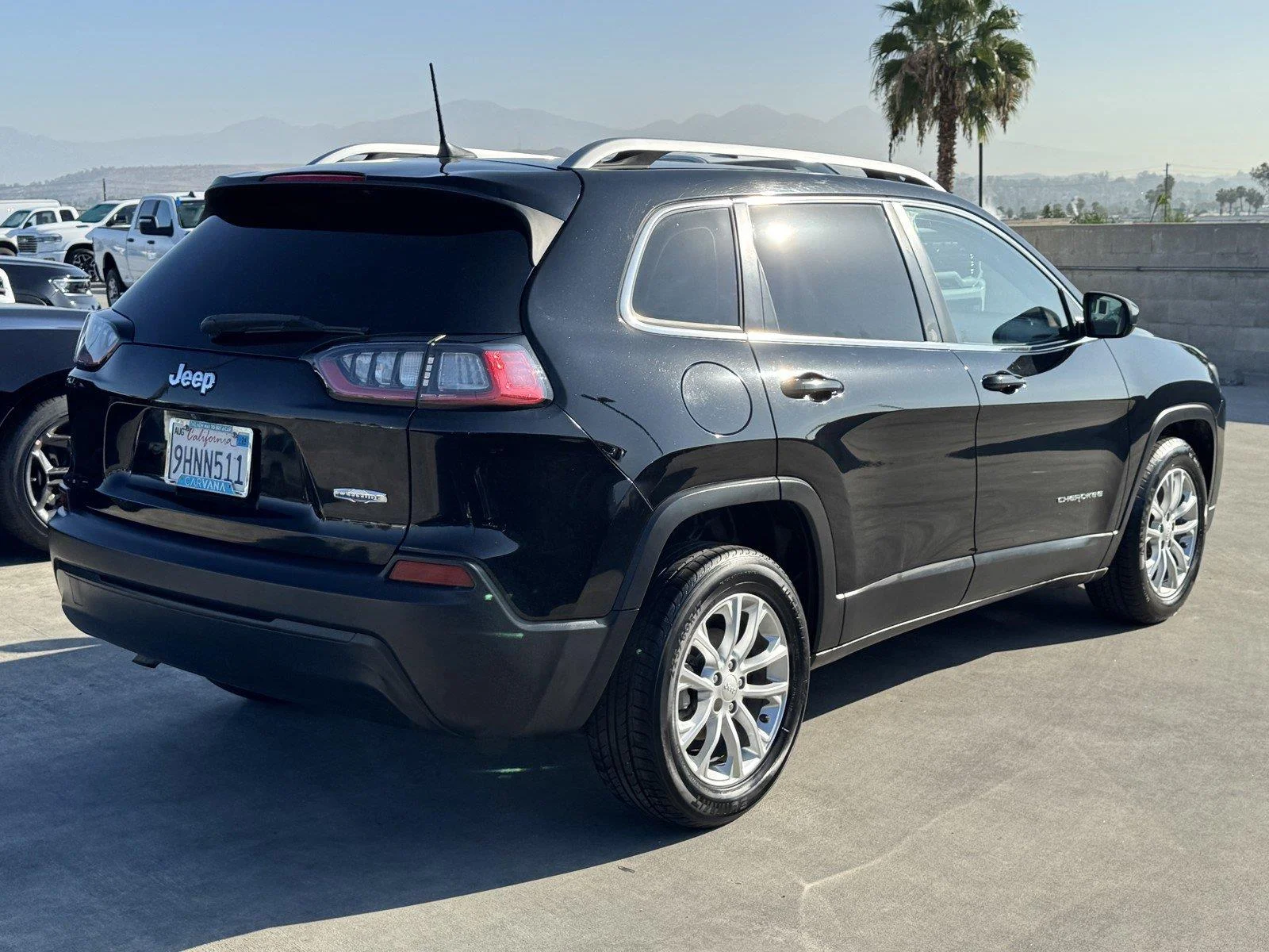 Used 2019 Diamond Black Crystal Pearlcoat Jeep Latitude image 6