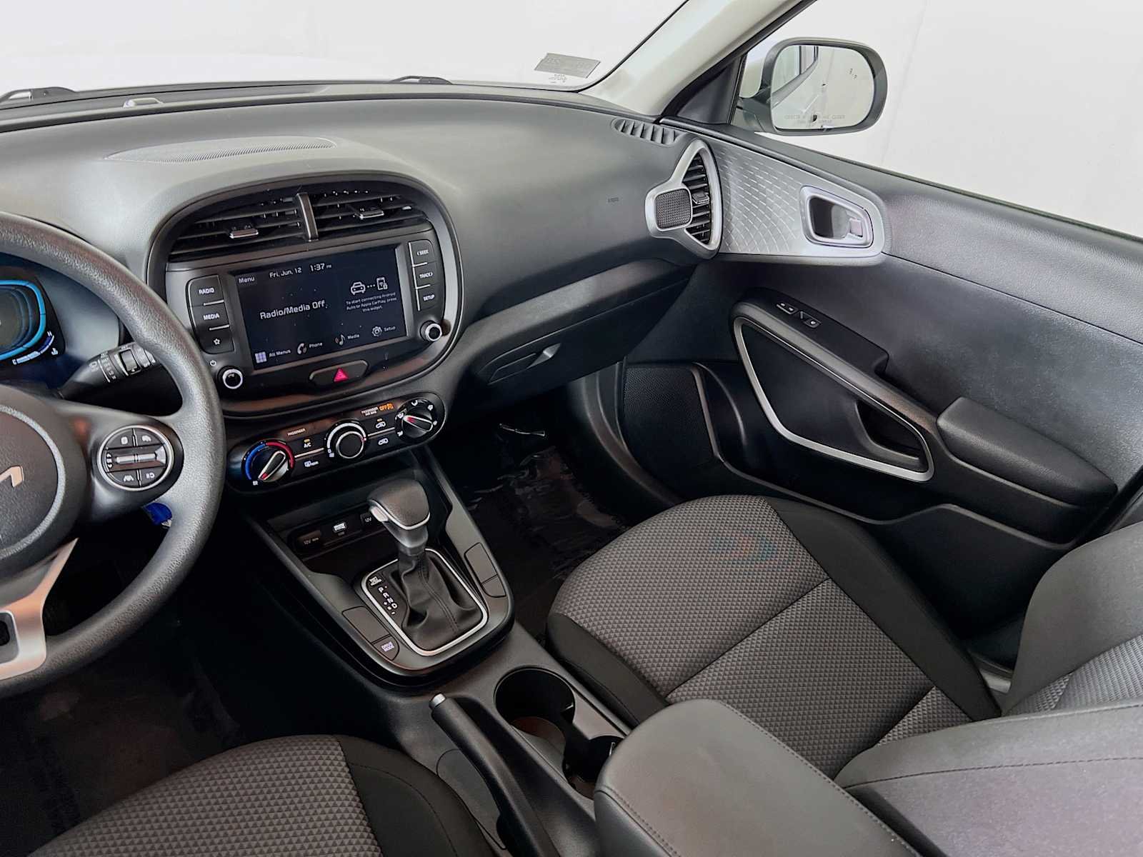 Used 2025 Snow White Pearl Kia LX image 22