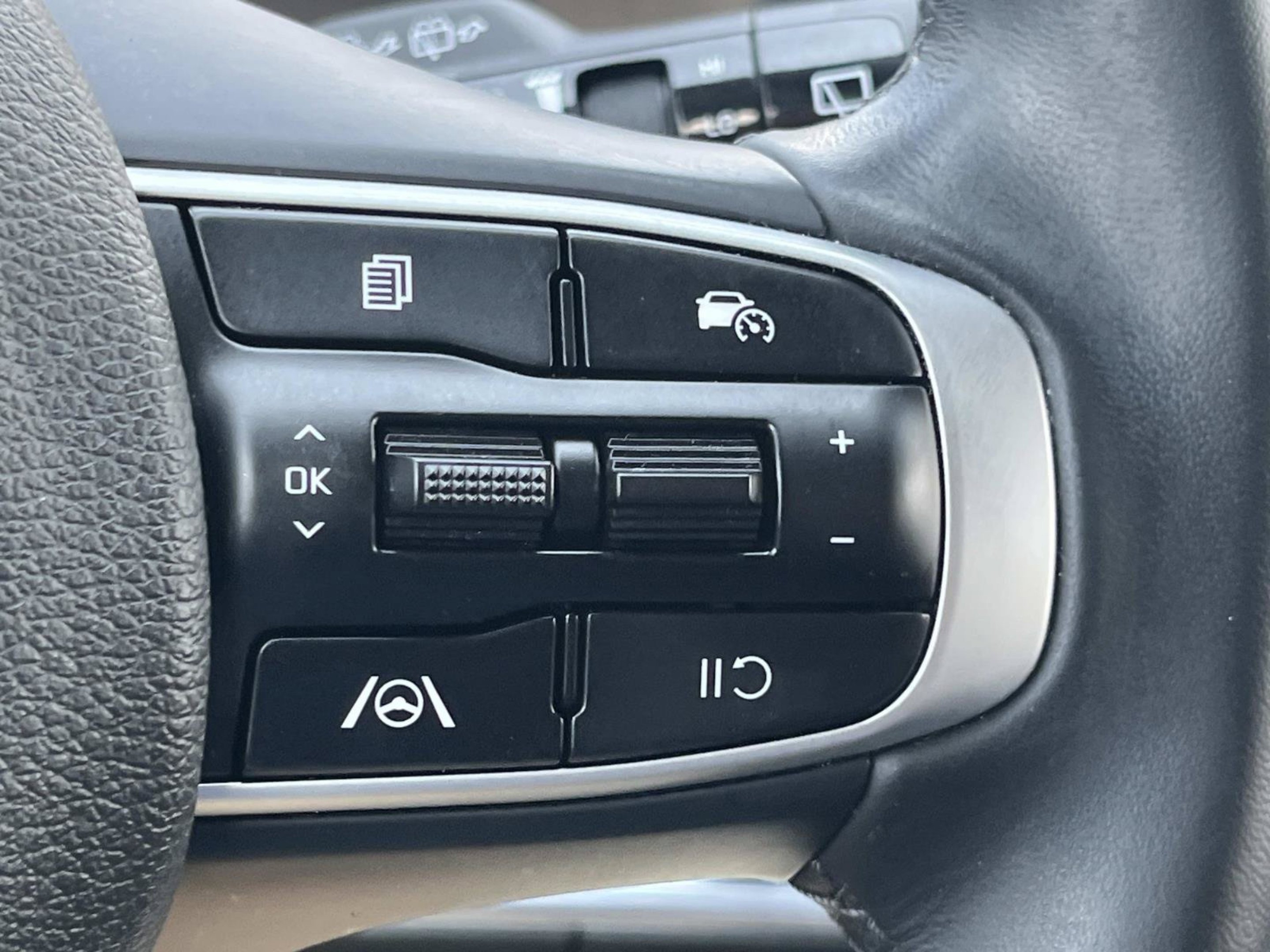 Used 2025 Glacial White Pearl Kia EX image 35