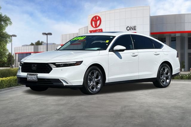 Used 2024 White Honda EX-L image 9