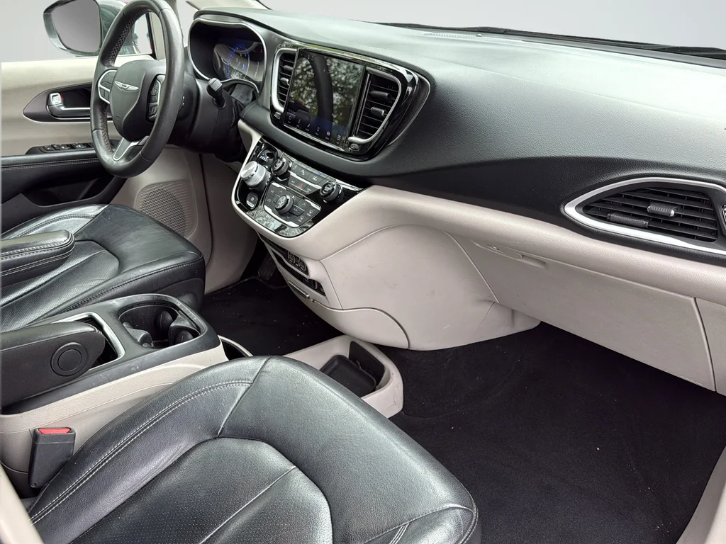 Used 2022 Gray Chrysler Touring L image 20