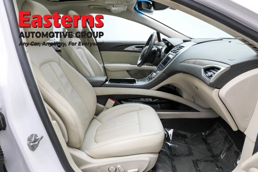 Used 2019 White Lincoln Reserve image 25