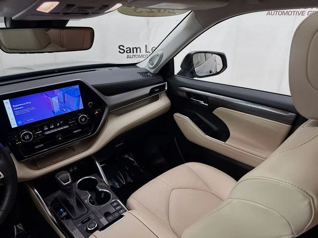 Used 2023  Toyota Limited image 24