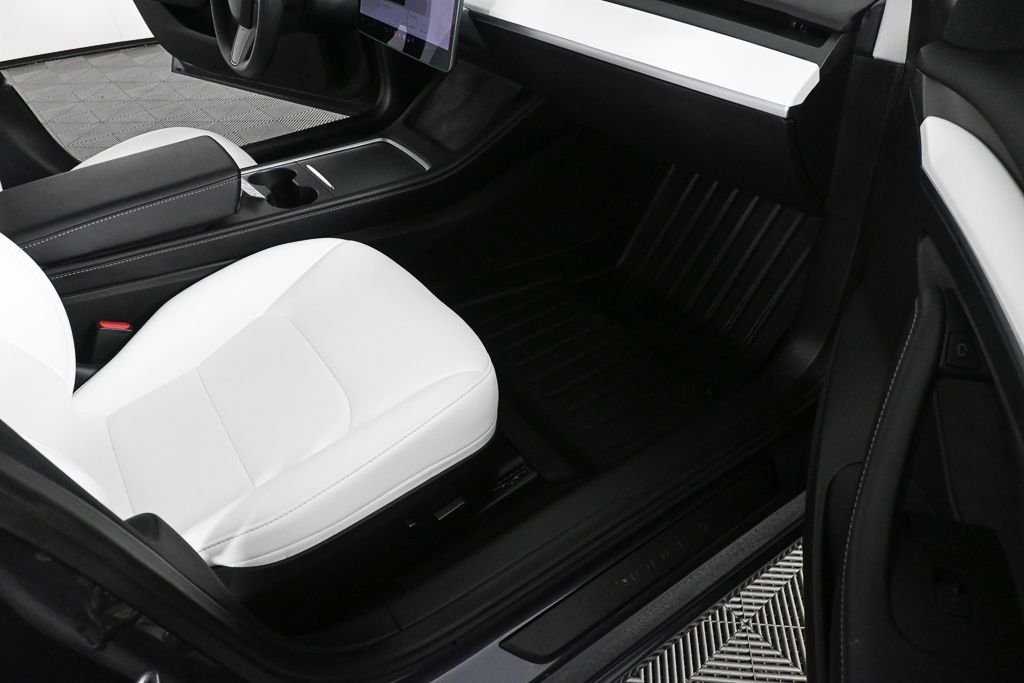 Used 2022  Tesla Performance image 18