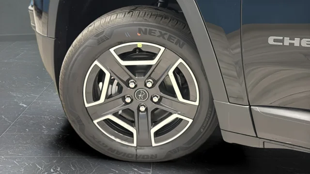 New 2026 Diamond Black Crystal Pearl-Coat Exterior Paint Jeep Laredo image 33