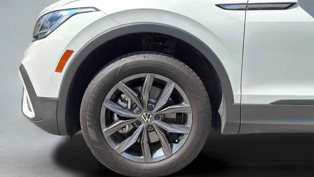 Used 2024 White Volkswagen 2.0T SE image 38