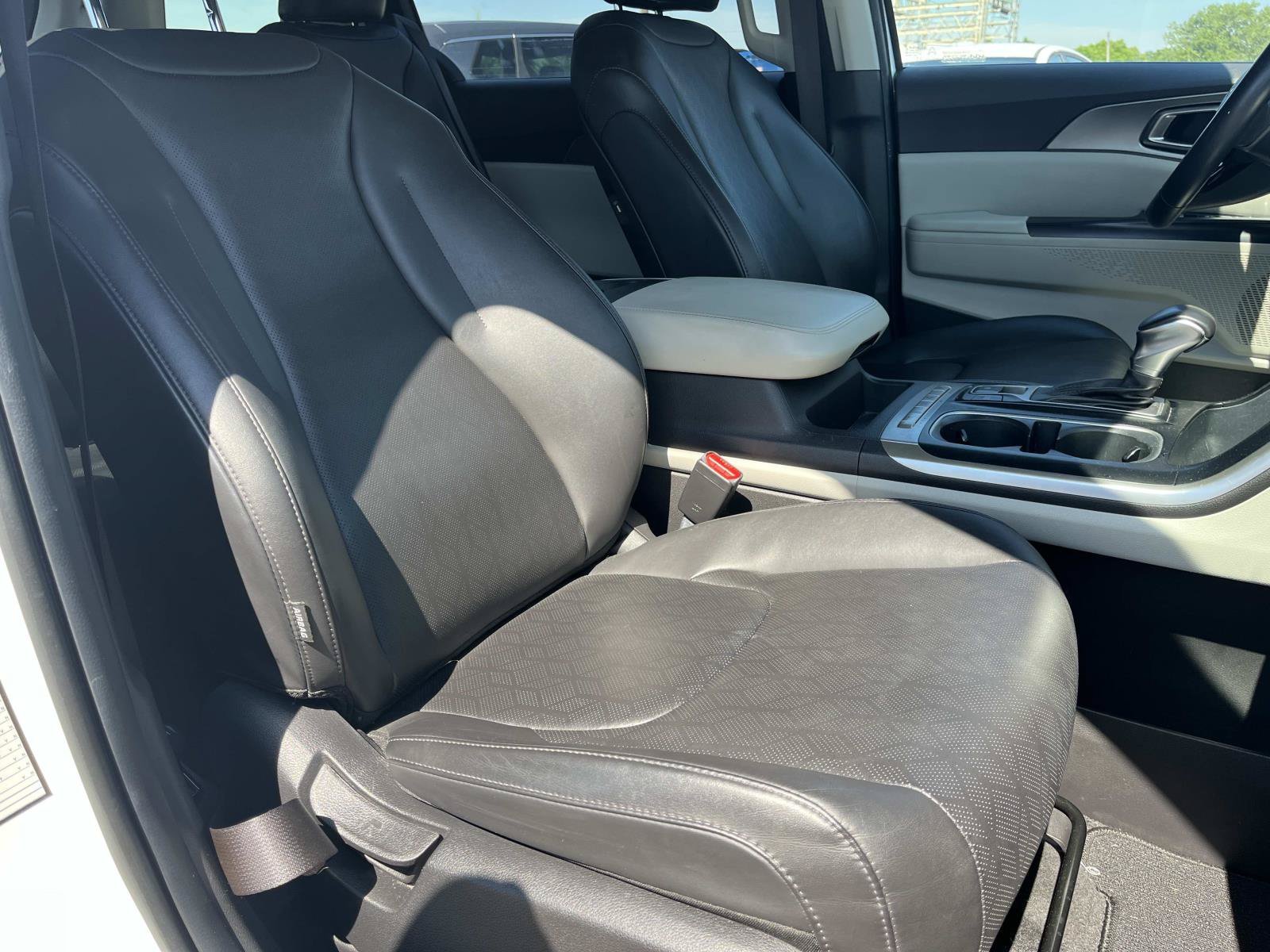 Used 2023 Snow White Pearl Kia LX image 25