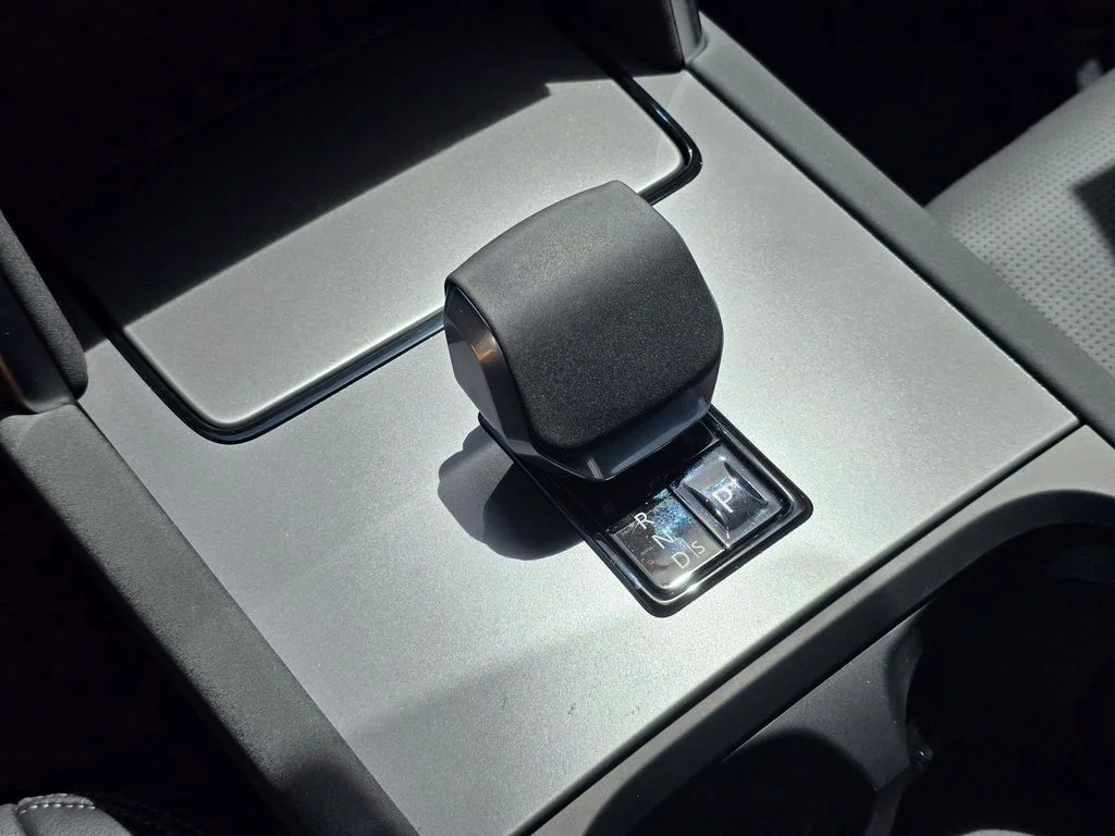 New 2026 Fuji White LAND ROVER Landmark image 25