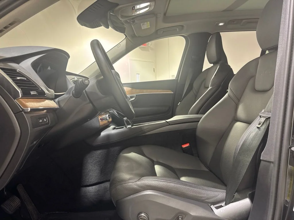 Certified Used 2025 Onyx Black Metallic Volvo T8 Plus image 19