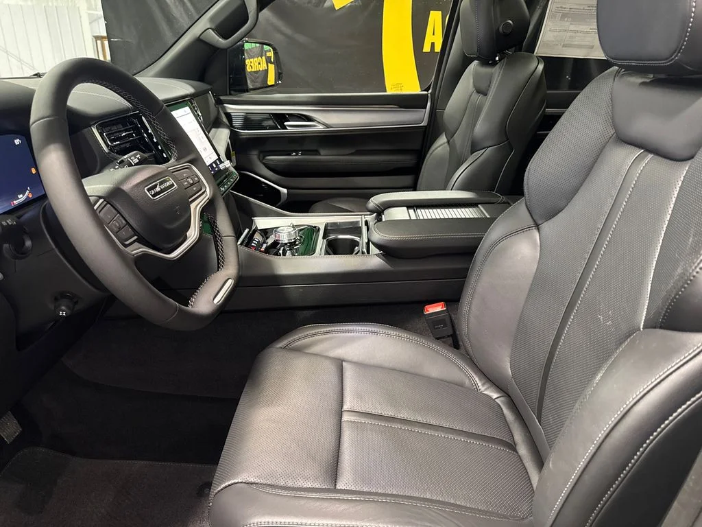 New 2026 Silver-Zynith Exterior Paint Jeep Limited Reserve image 12