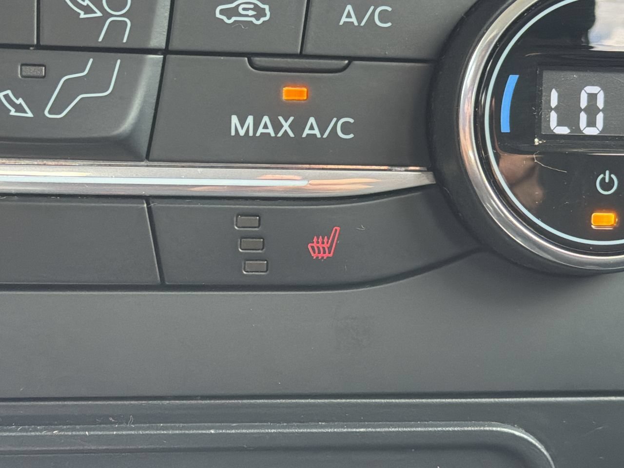 Used 2020 Blue Candy Ford SE image 24