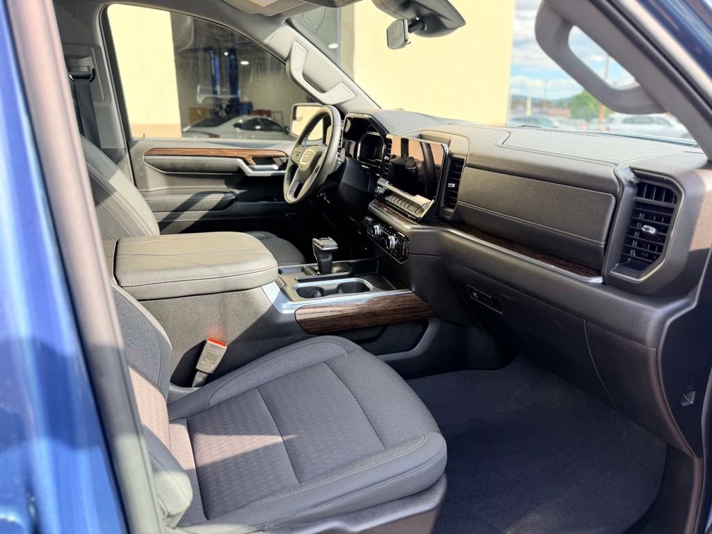 Used 2024 Downpour Metallic GMC Elevation image 18