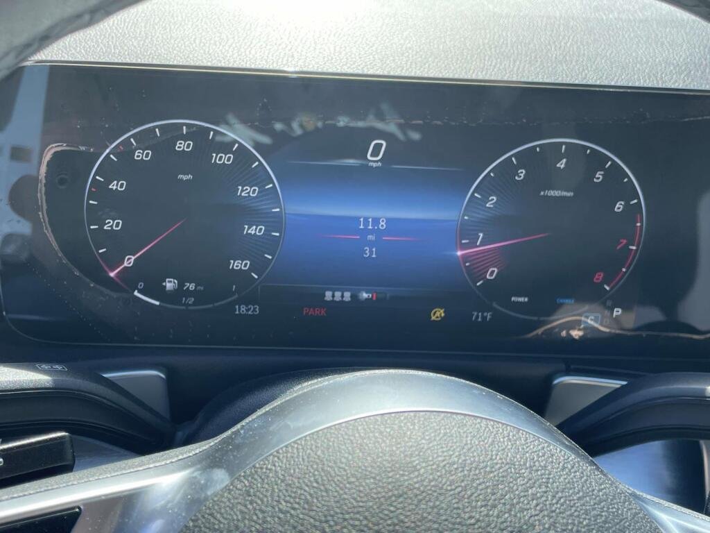 New 2026 Polar White Mercedes-Benz GLB 250 image 3