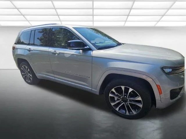 Used 2022 Silver Jeep Overland image 5