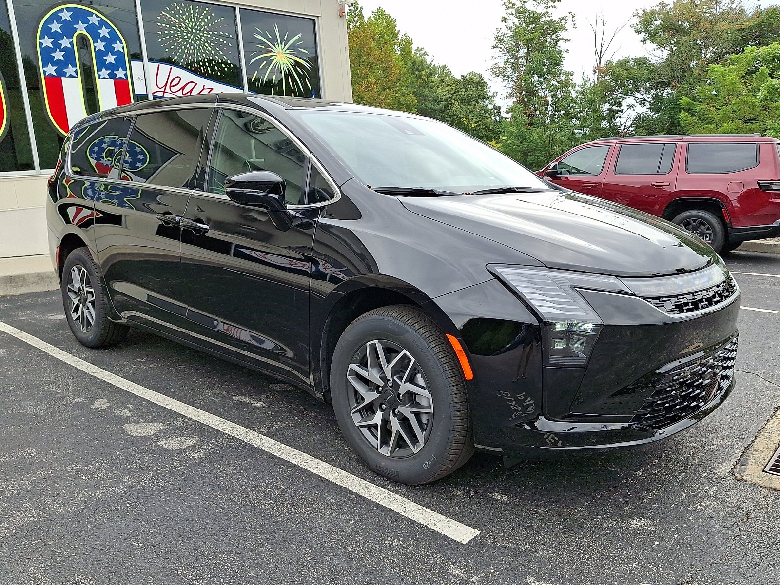 New 2027 Diamond Black Crystal Pearl-Coat Exterior Paint Chrysler Limited image 2