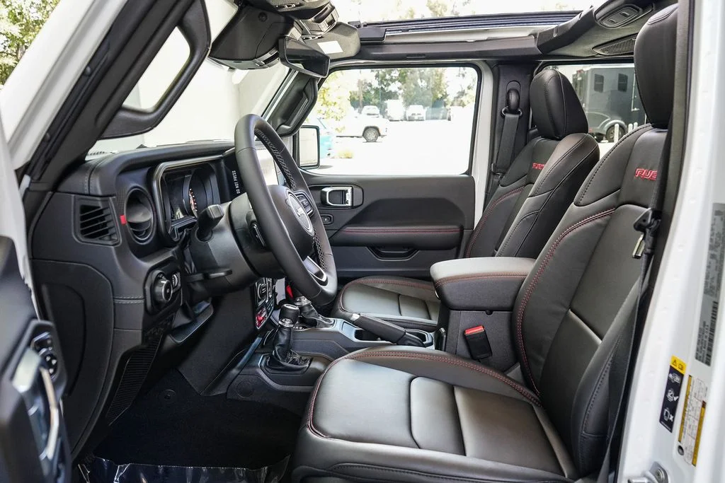 New 2026 Bright White Clear-Coat Exterior Paint Jeep Rubicon X image 18