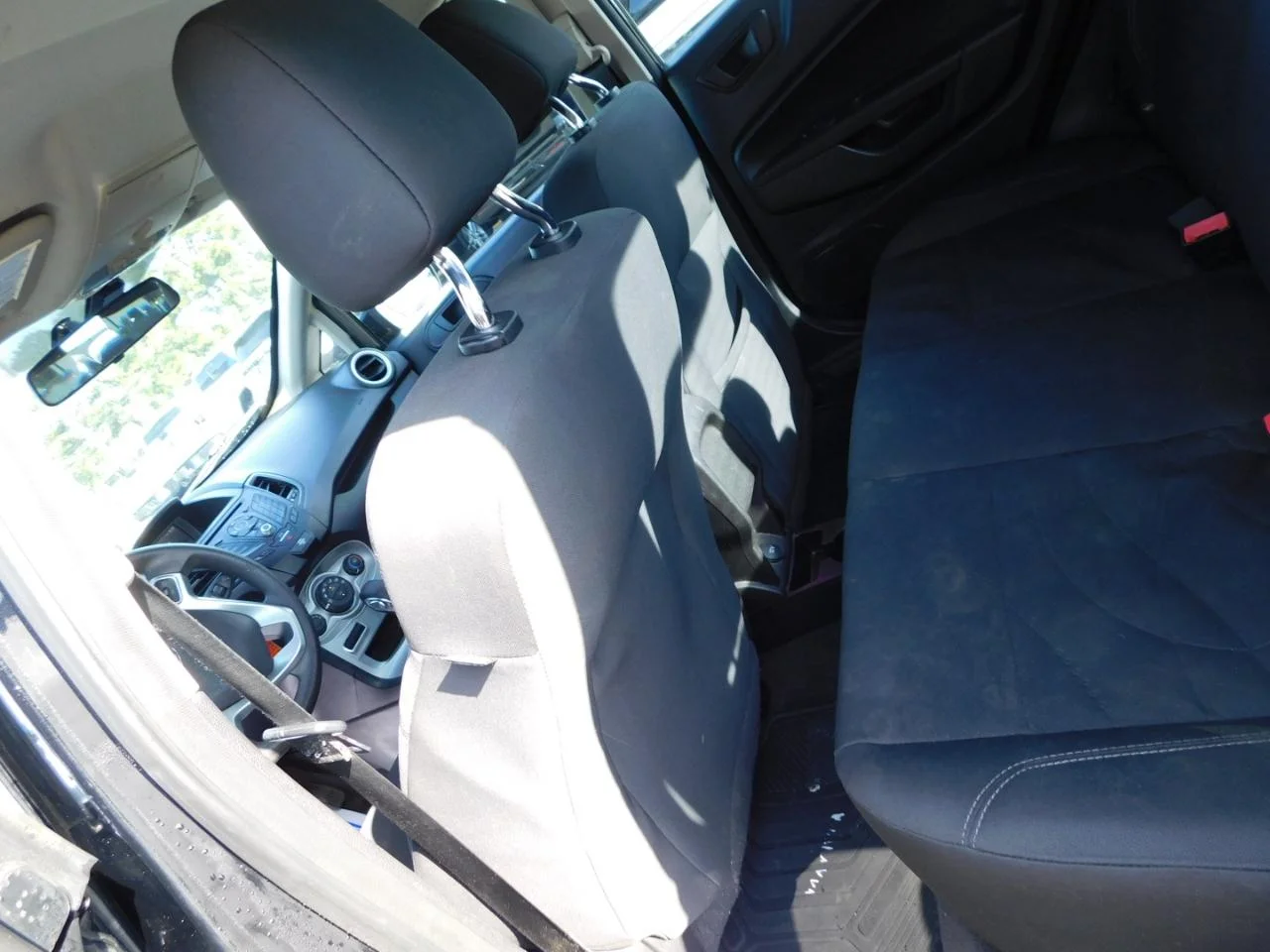 Used 2018 Black Ford SE SEDAN image 19