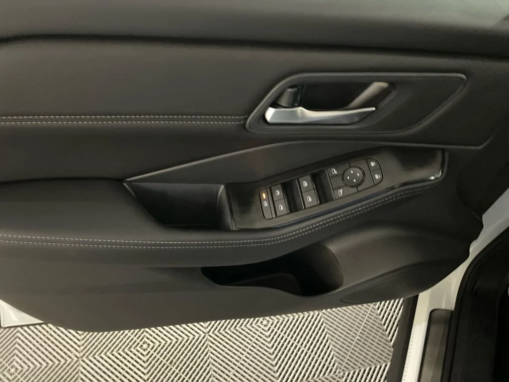 New 2026 Everest White Pearl TriCoat Nissan Dark Armor™ image 11