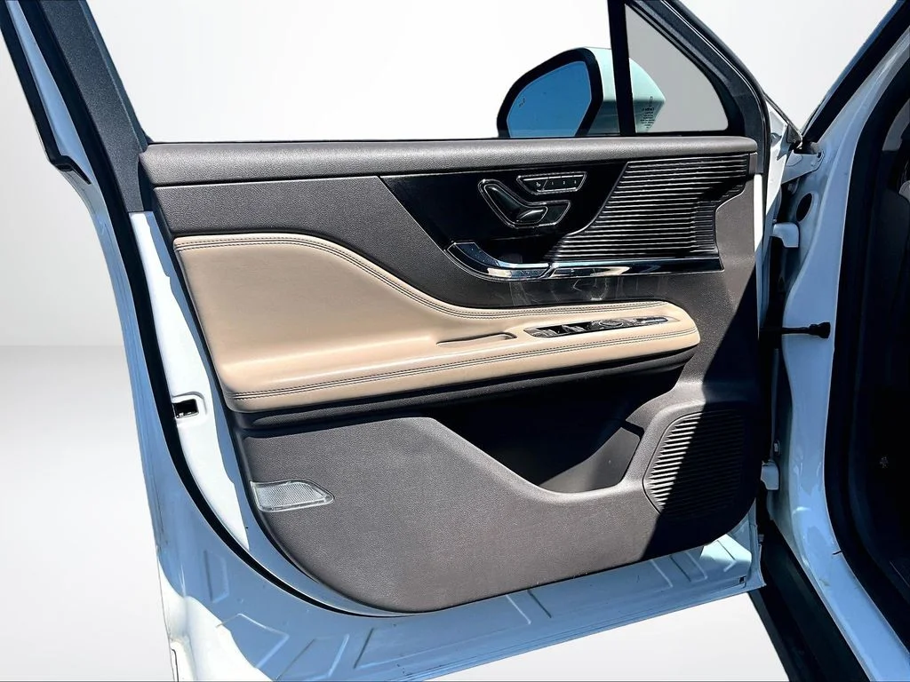 Used 2022 White Lincoln Reserve image 23