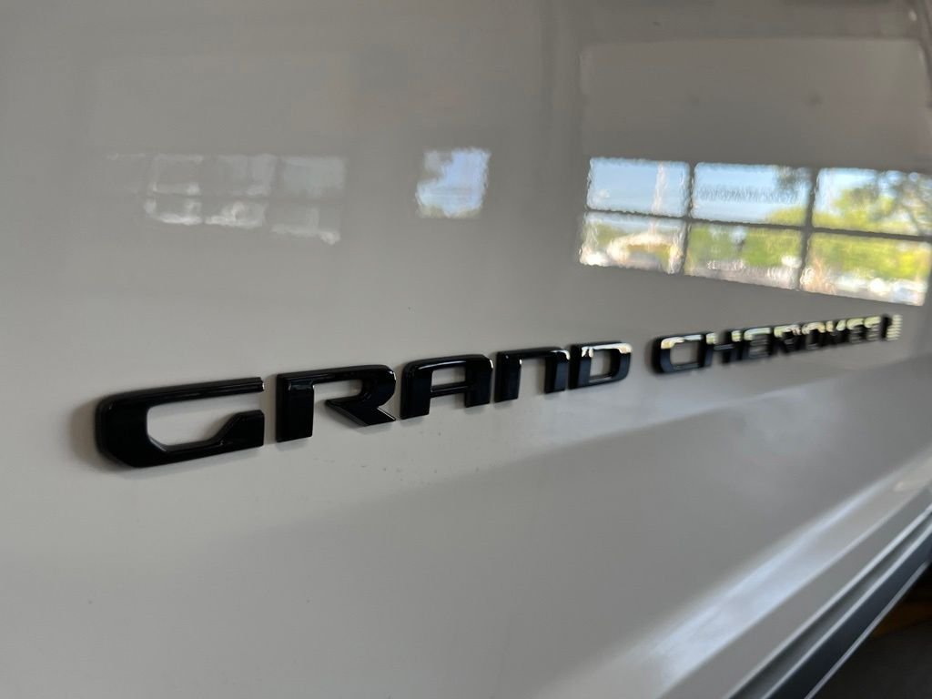 New 2026 Bright White Clear-Coat Exterior Paint Jeep Limited image 13