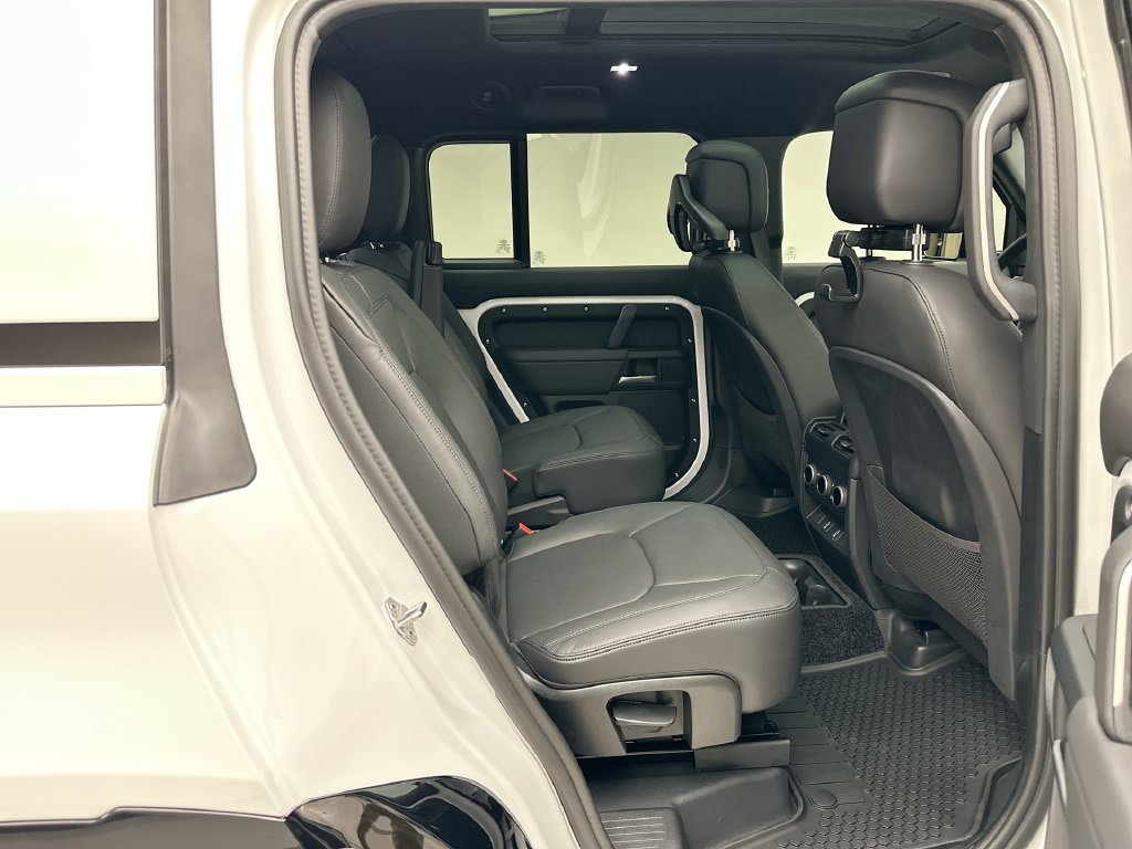 New 2026 Fuji White Land Rover X-Dynamic SE image 7