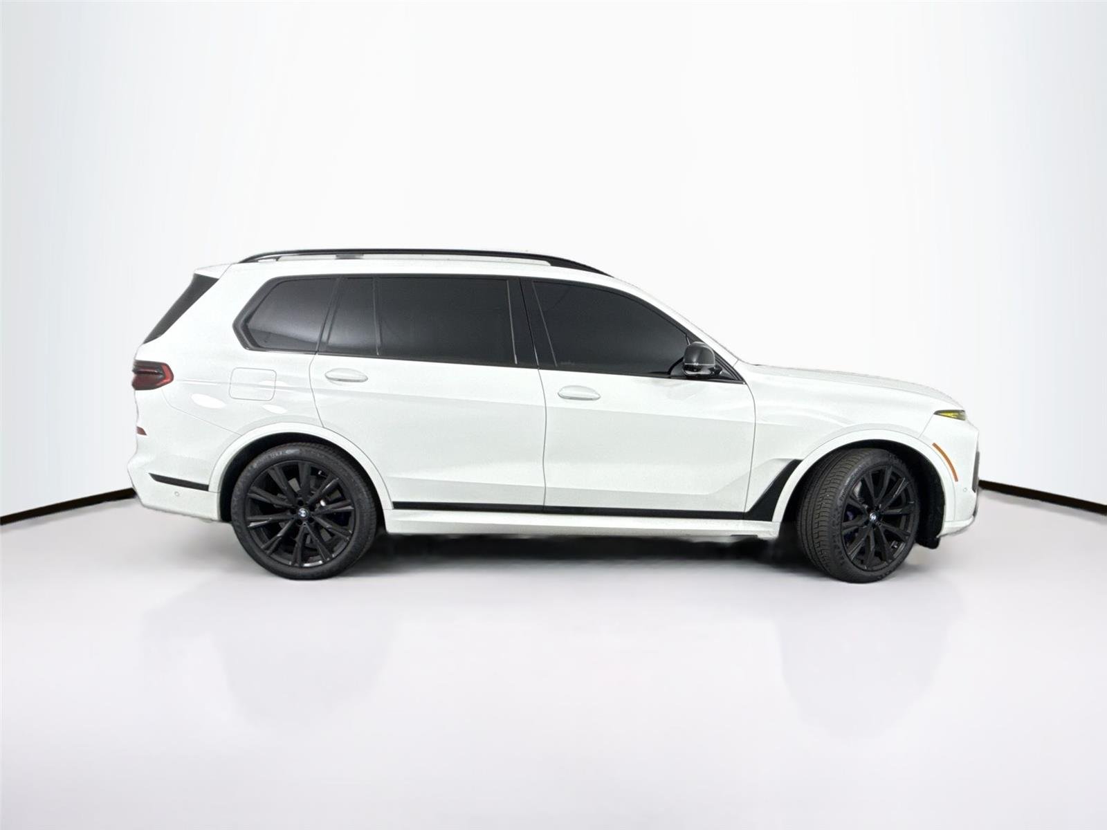 Used 2025 Alpine White BMW M60i image 5