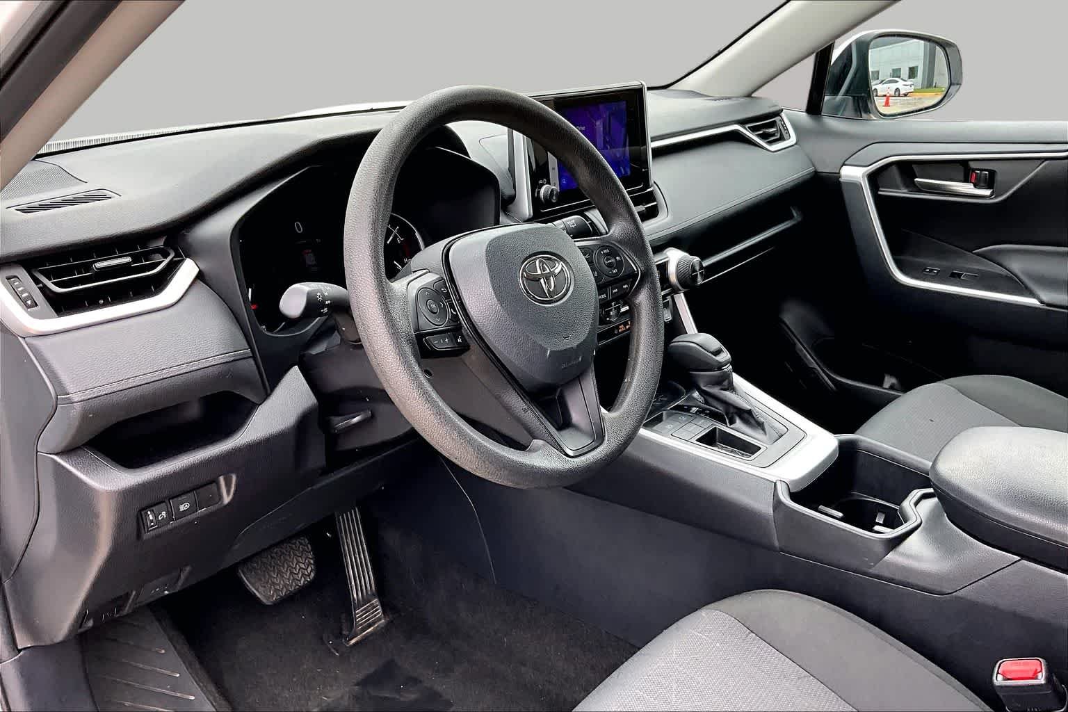 Used 2025 Ice Cap Toyota XLE image 18