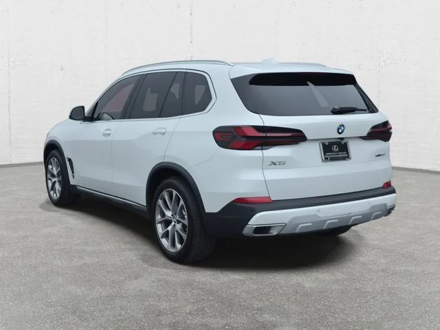 Used 2025 White Metallic BMW xDrive40i image 7