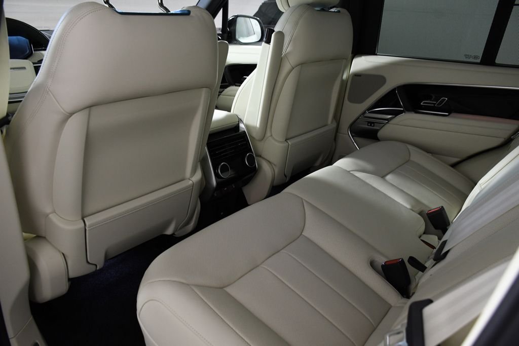 New 2026 Ostuni Perl Wh Land Rover SE image 26