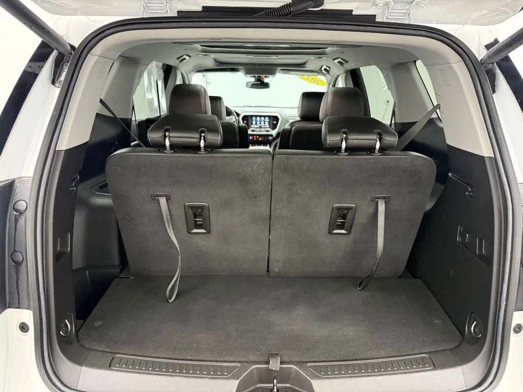 Used 2023 White GMC SLT image 10