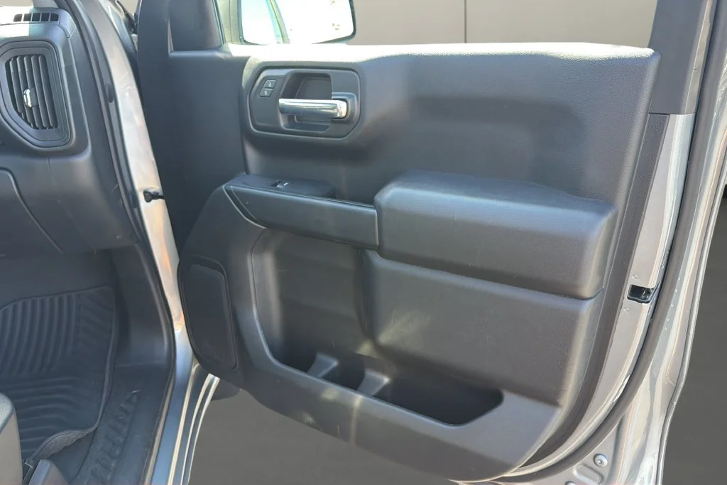 Used 2023 STERLING GRAY METALLIC Chevrolet Custom image 17