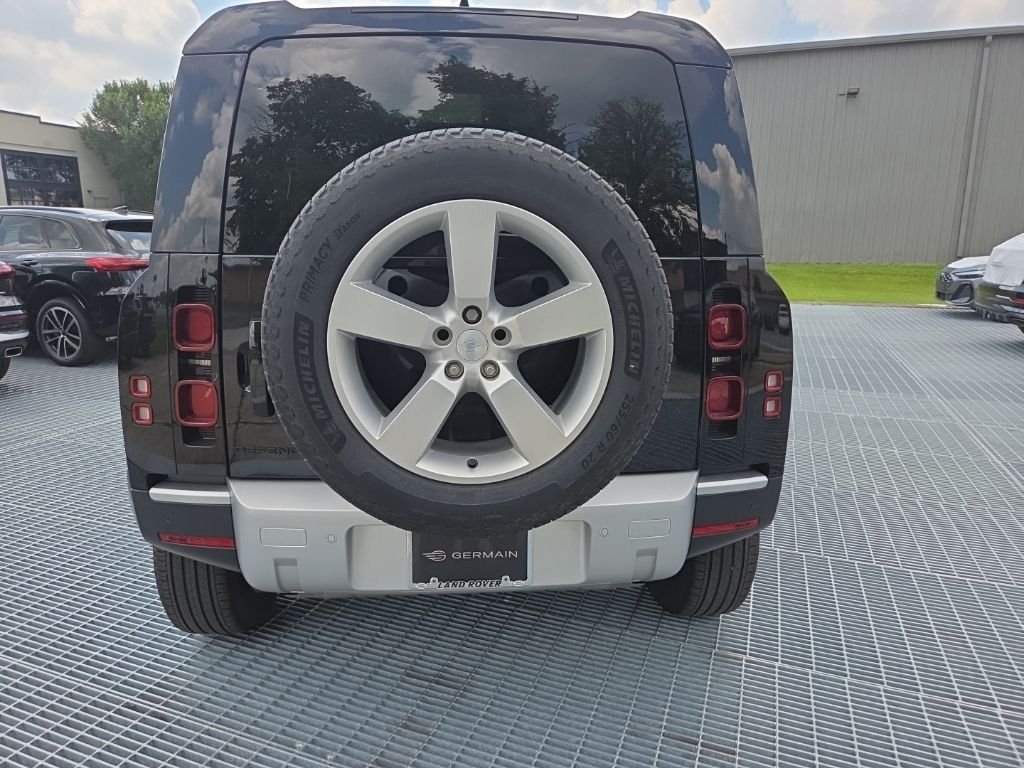 Used 2025 Santorini Black Metallic Land Rover S image 4