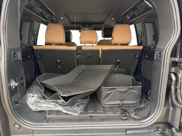 New 2026 Woolstone Green Land Rover X-Dynamic SE image 18