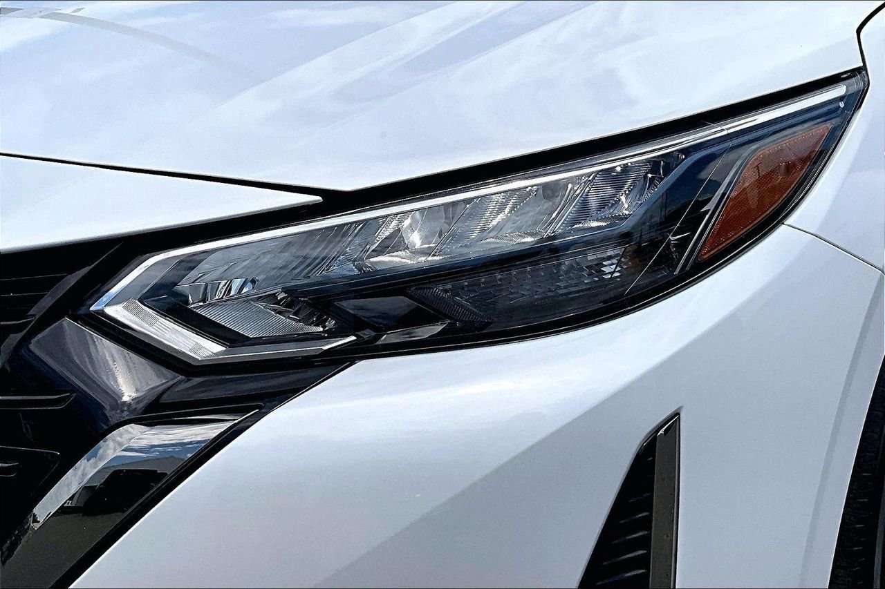 Used 2024 Aspen White Tricoat/Super Black Nissan SR Xtronic CVT image 31