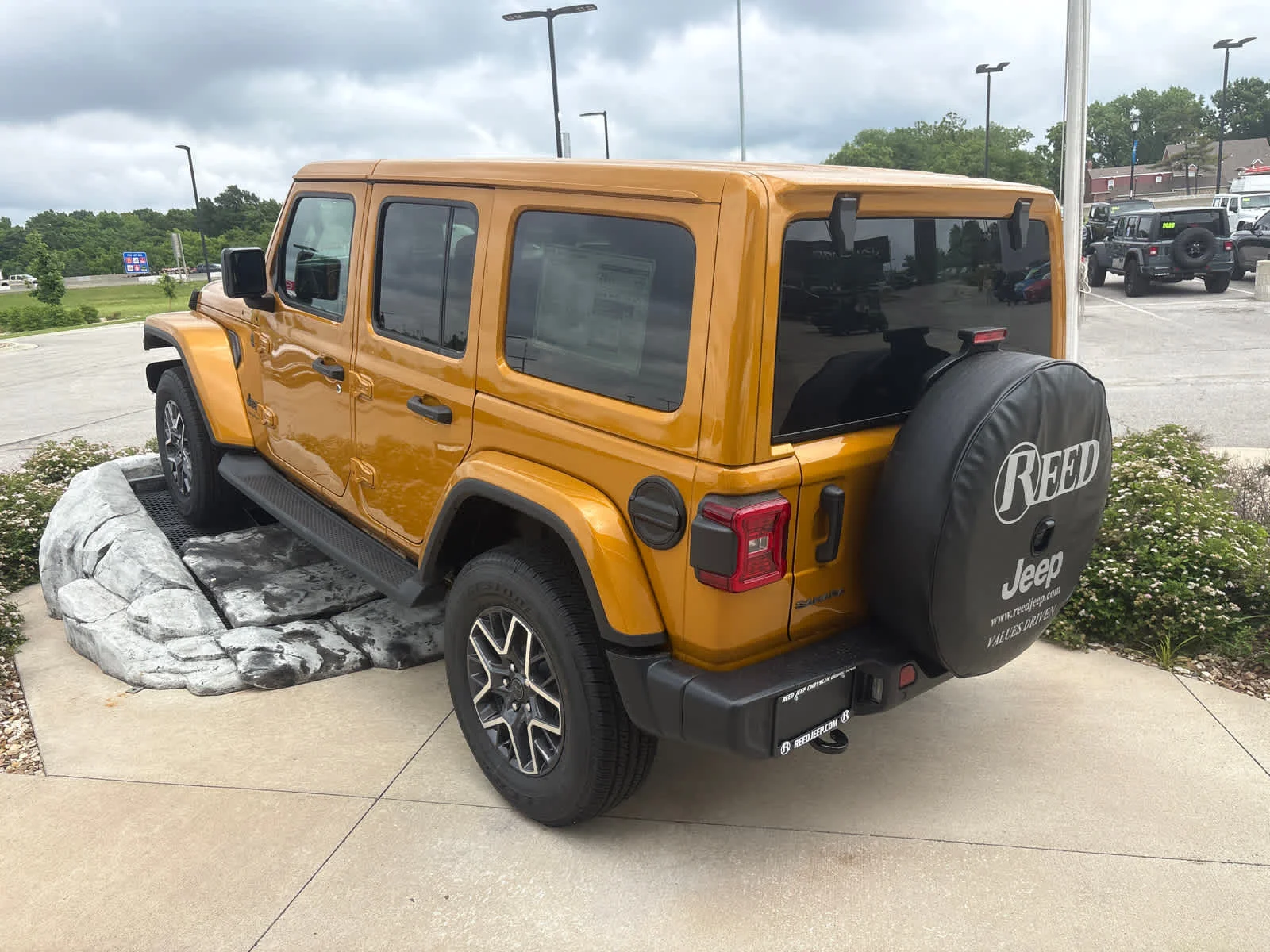 New 2026 Goldilocks Exterior Paint Jeep Sahara image 7