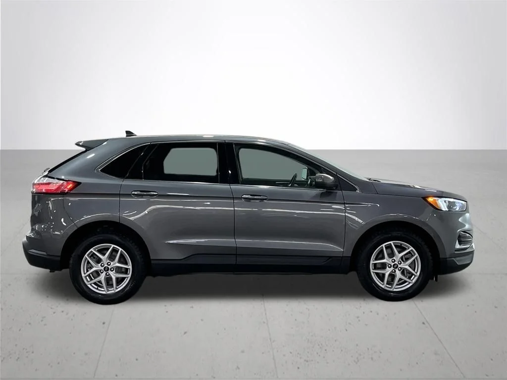 Used 2024 Gray Ford SEL image 9