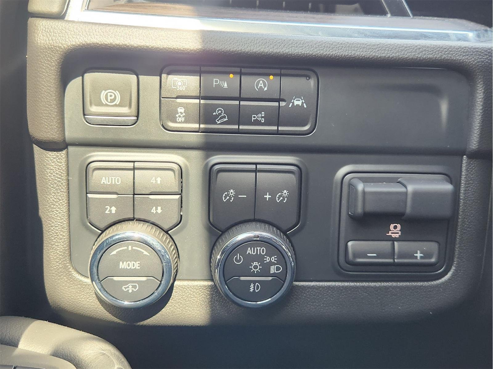 2025 Chevrolet Suburban photo 23 of 35