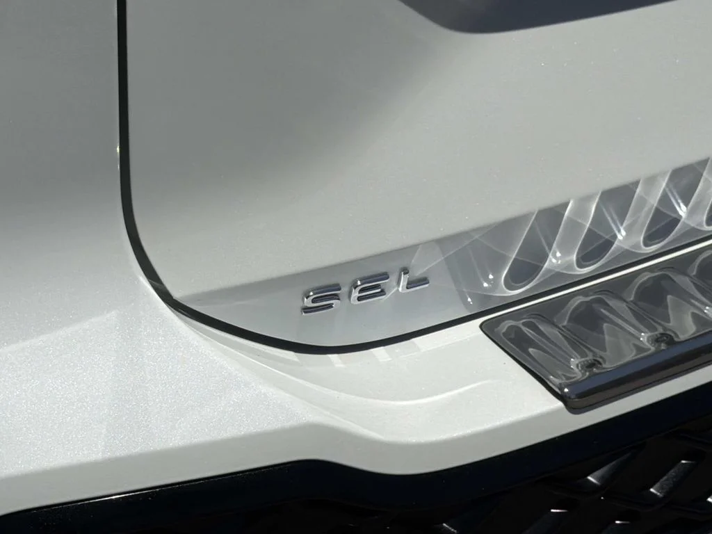 Used 2025 Opal White Pearl Volkswagen SEL R-Line image 29