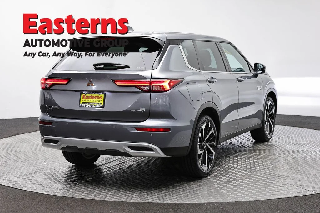Used 2023 Silver Mitsubishi SE image 68
