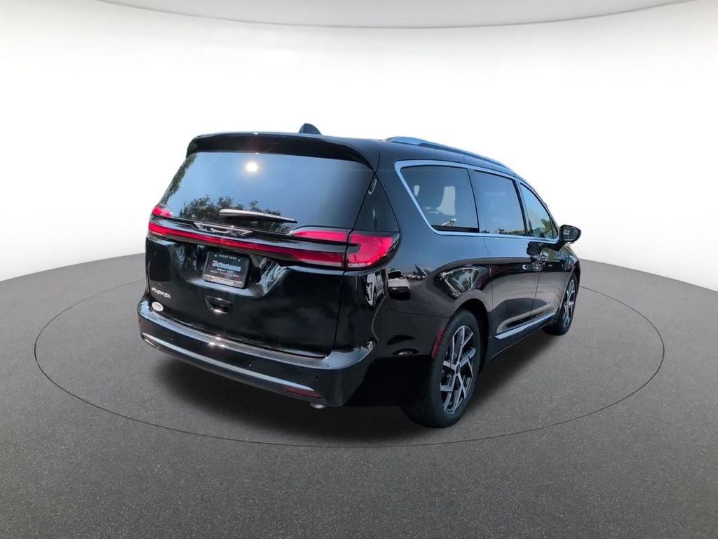 New 2027 Diamond Black Crystal Pearlcoat Chrysler Pinnacle image 4