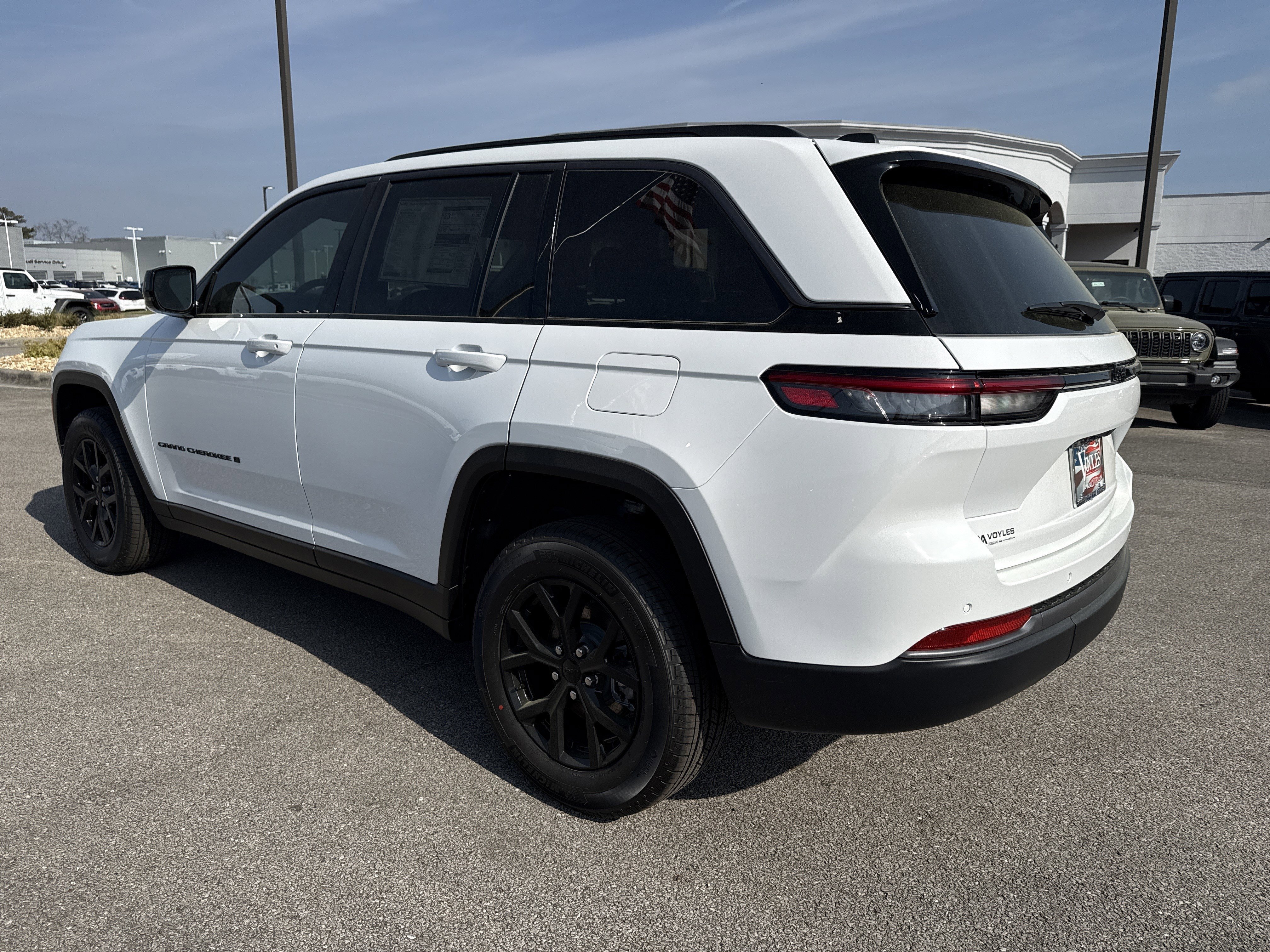 New 2026 Bright White Clear-Coat Exterior Paint Jeep Altitude image 5