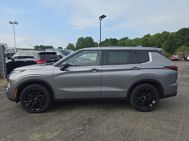 Used 2022  Mitsubishi SE image 4
